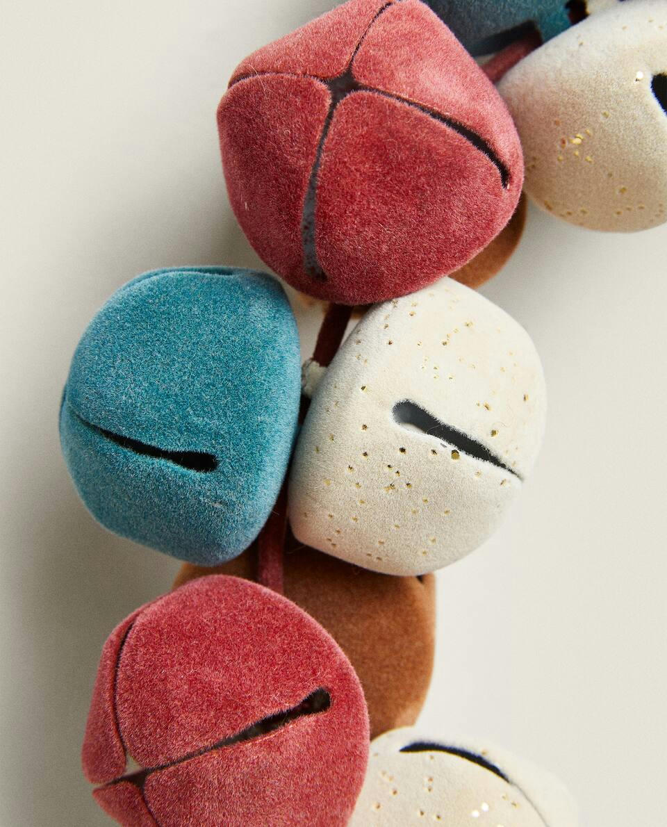 Dekorativer Weihnachtskranz mit Schlittenglocken