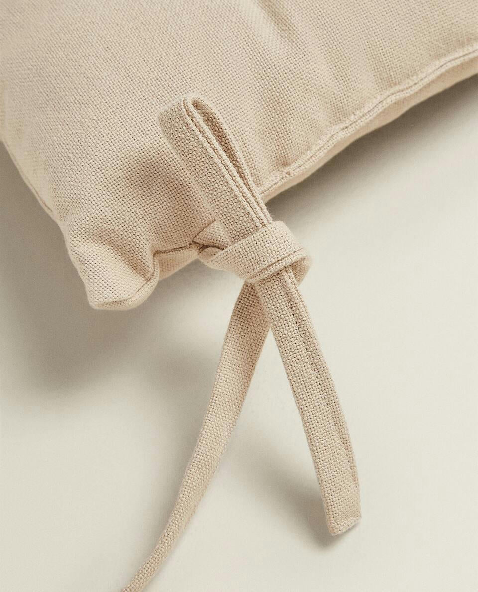 Gestepptes Stuhlkissen mit Bändern