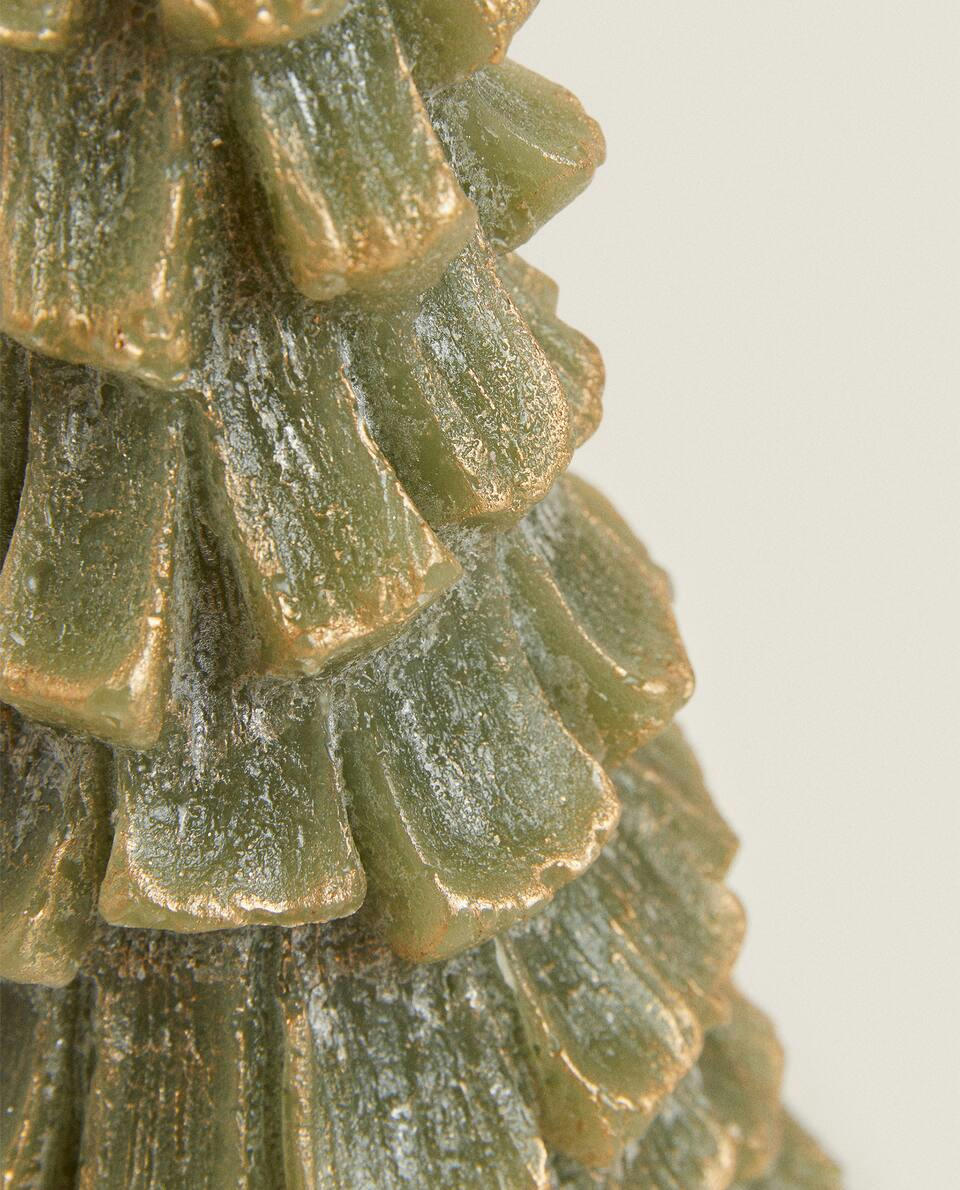 Glitzernde Weihnachtskerze in Form eines Tannenbaums