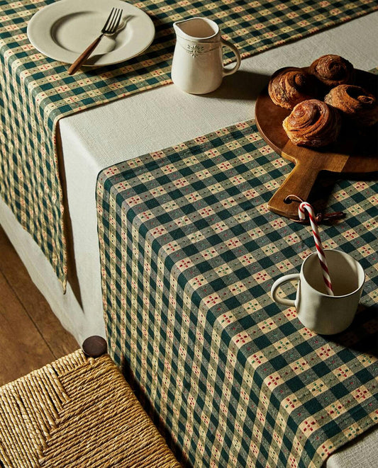 Tischläufer mit Weihnachtskaromuster 
