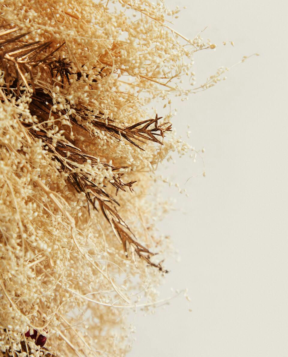 Dekorativer Weihnachtskranz mit getrockneten Blättern 