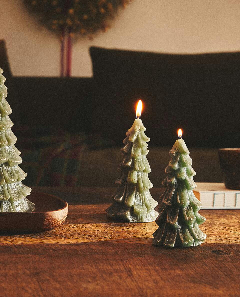 Glitzernde Weihnachtskerze in Form eines Tannenbaums 
