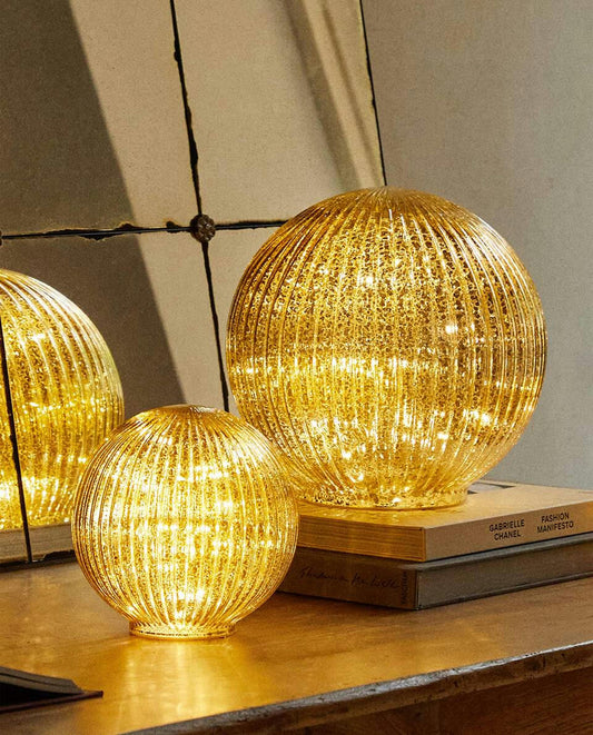 Gestreifte LED-Weihnachtskugel-Lichterdekoration 