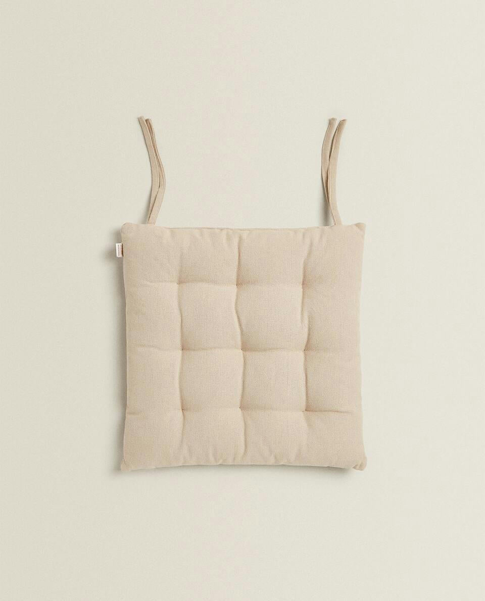 Gestepptes Stuhlkissen mit Bändern 