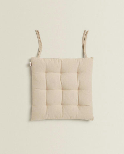 Gestepptes Stuhlkissen mit Bändern 