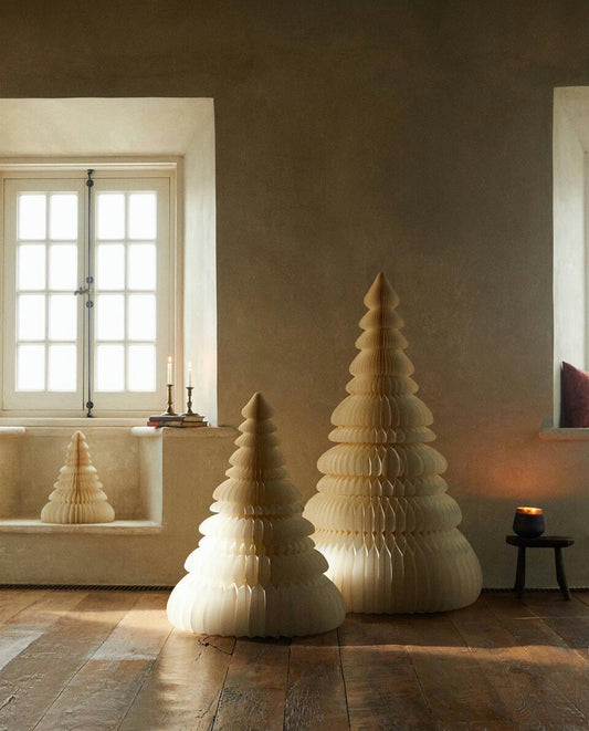 Großer dekorativer Weihnachtsbaum aus Papier mit Sockel 