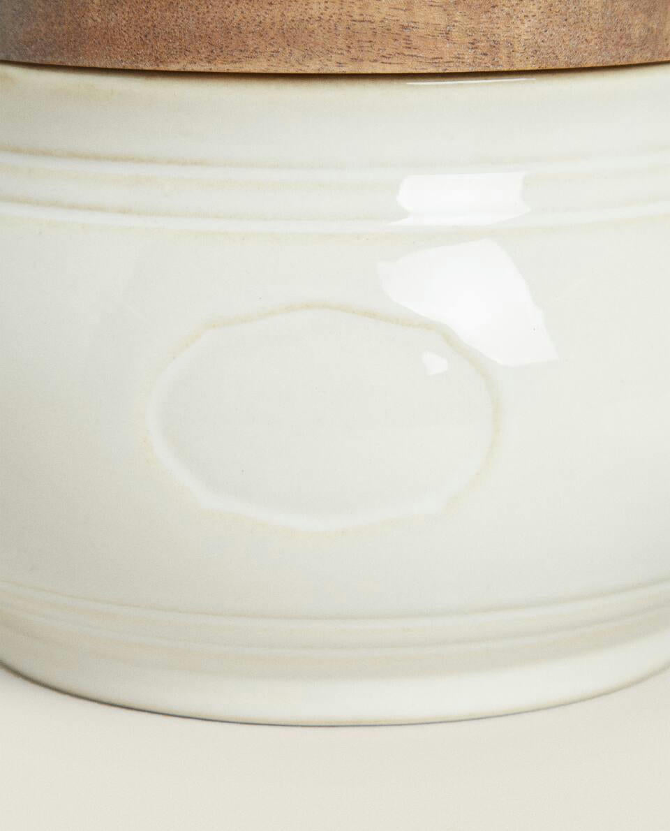 Salzstreuer aus Keramik mit Holzdeckel 