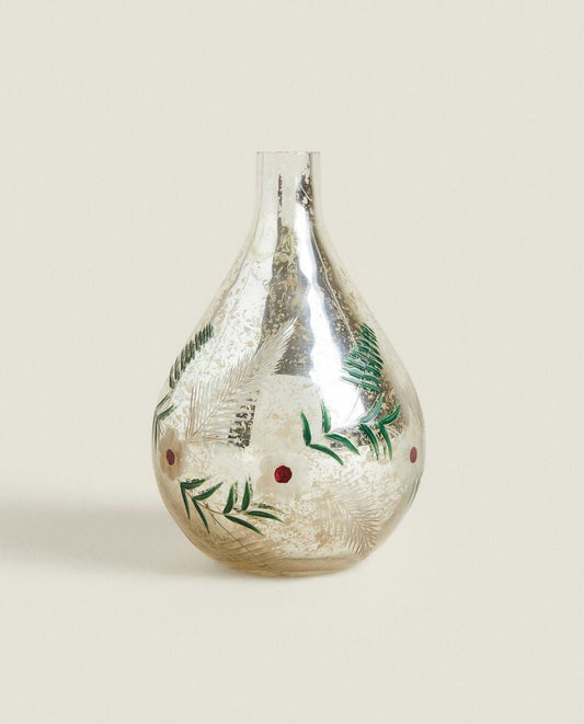 GLASS VASE WITH CHRISTMAS FLOWERS