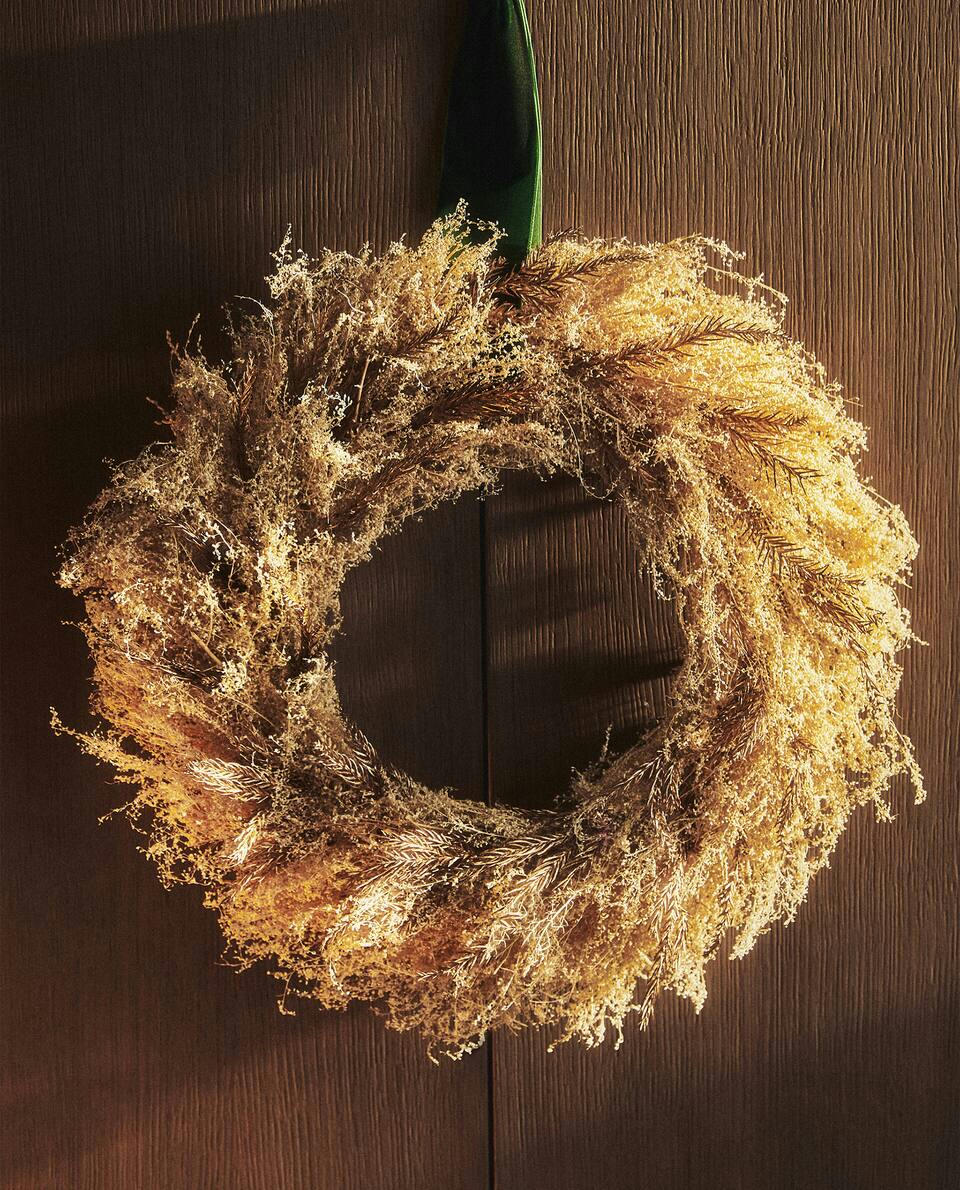 Dekorativer Weihnachtskranz mit getrockneten Blättern 