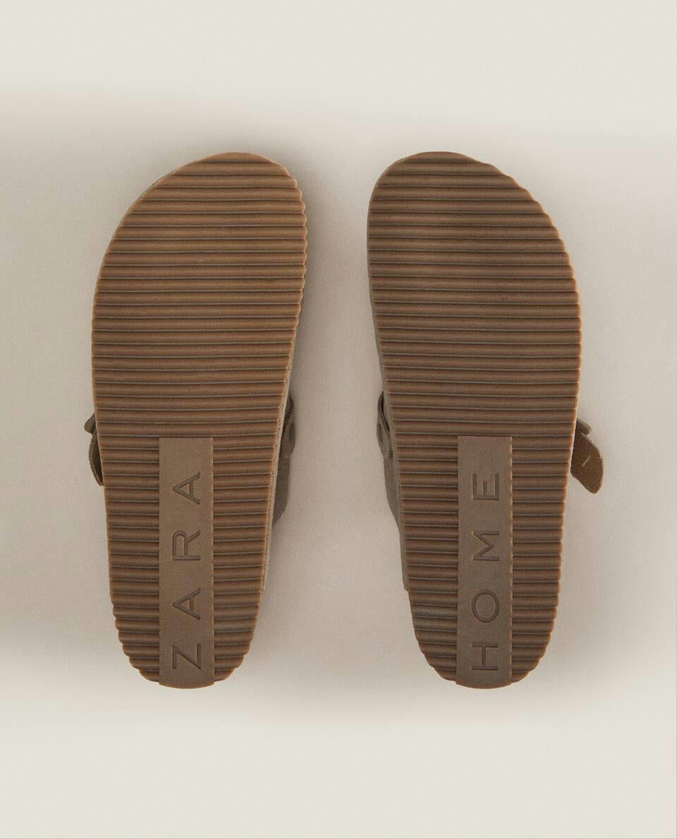 Lederclogs mit Schnalle 