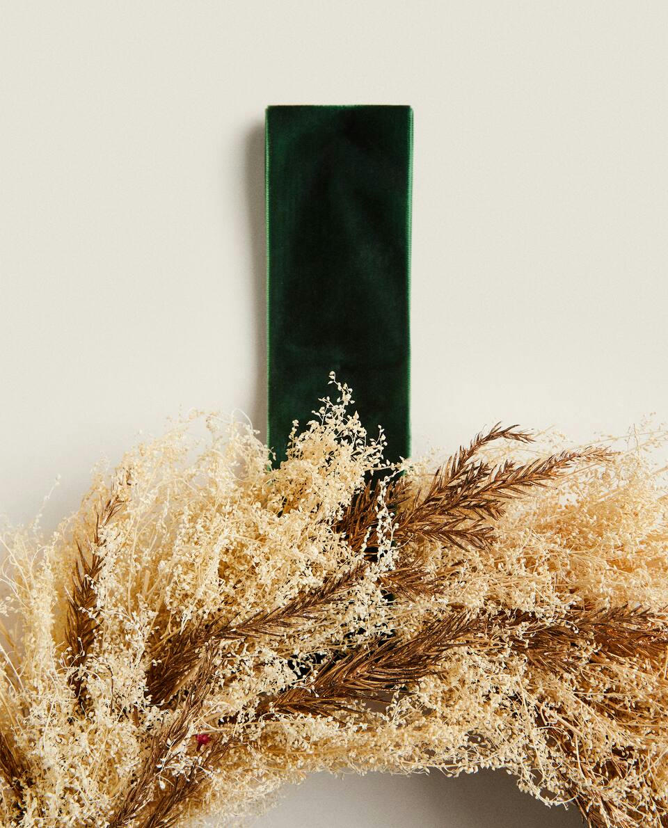 Dekorativer Weihnachtskranz mit getrockneten Blättern 