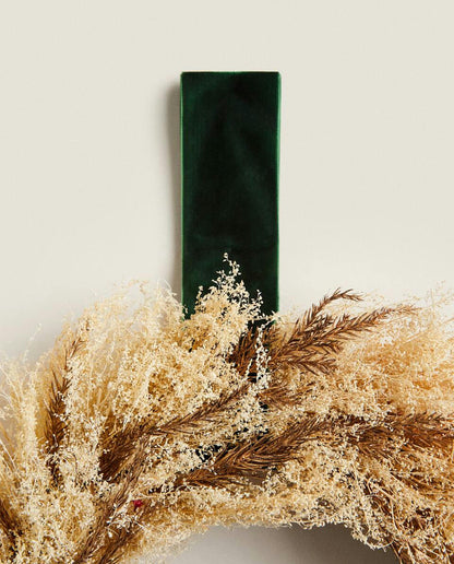 Dekorativer Weihnachtskranz mit getrockneten Blättern 