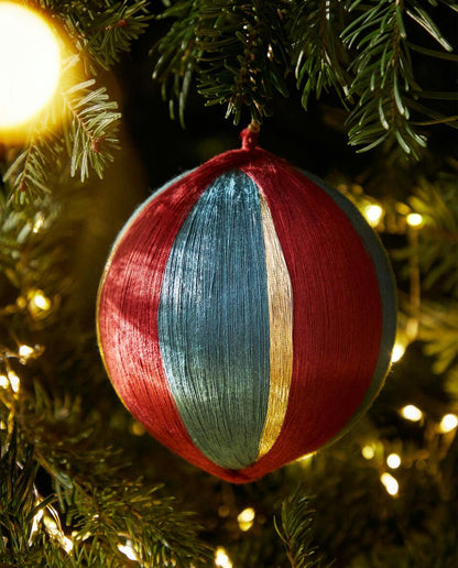BAUBLE CHRISTMAS DECORATION WITH THREADS