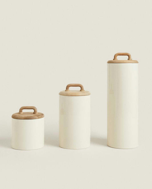 Keramik- und Holzgefäß