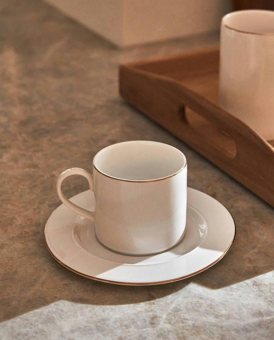 Porzellan-Tafelgeschirr mit Goldrand 