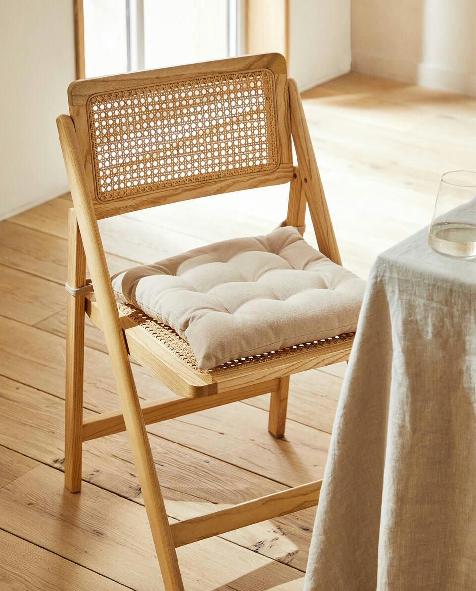 Gestepptes Stuhlkissen mit Bändern 