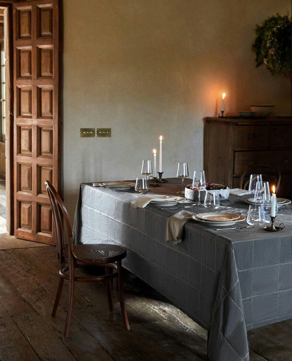 Tischdecke aus Leinen mit Weihnachtskettenmuster 