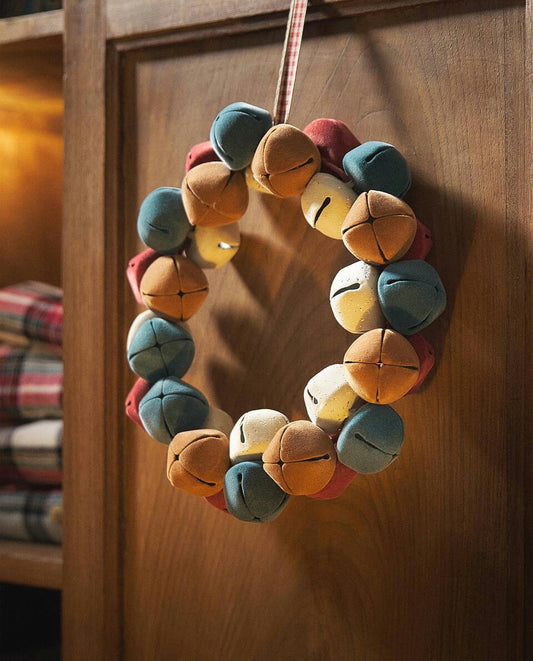 Dekorativer Weihnachtskranz mit Schlittenglocken 