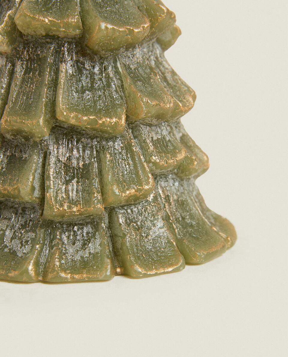 Glitzernde Weihnachtskerze in Form eines Tannenbaums 