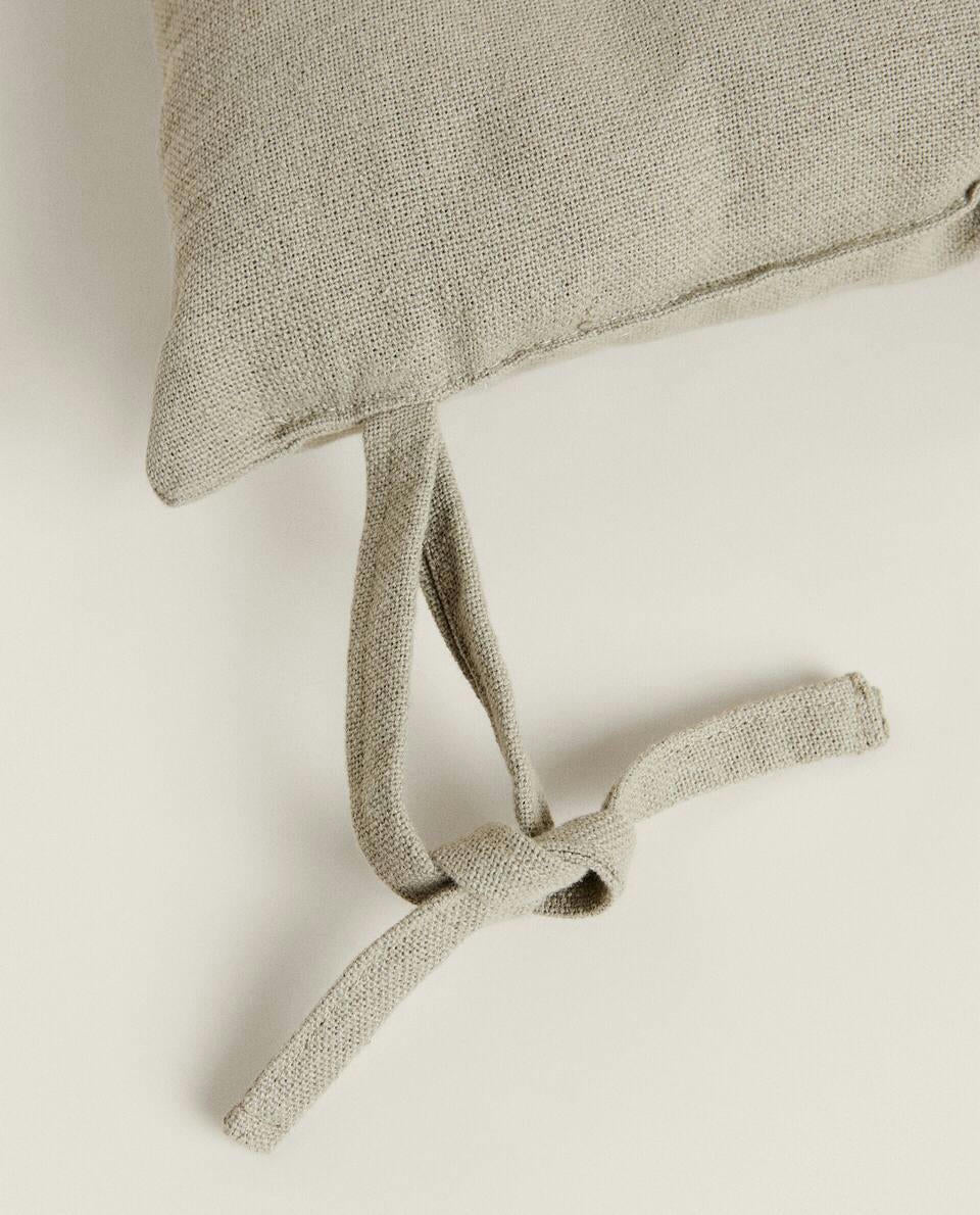 Gestepptes Stuhlkissen mit Bändern 