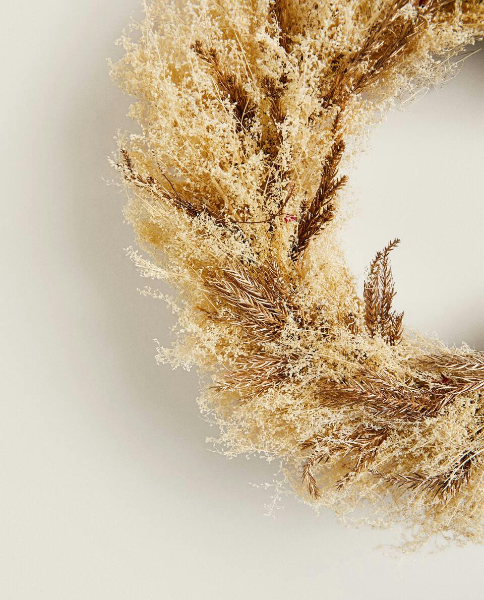 Dekorativer Weihnachtskranz mit getrockneten Blättern 