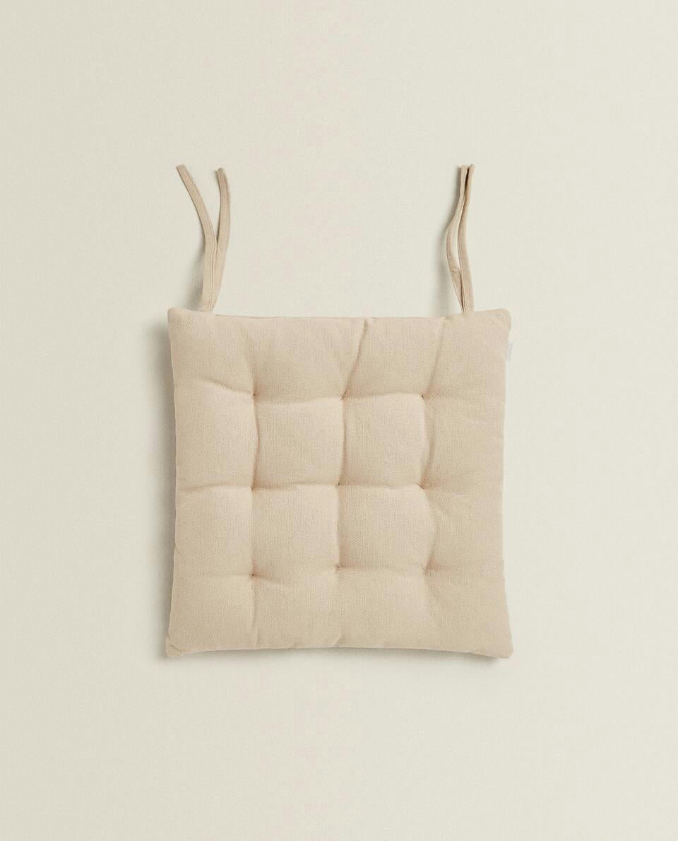 Gestepptes Stuhlkissen mit Bändern 