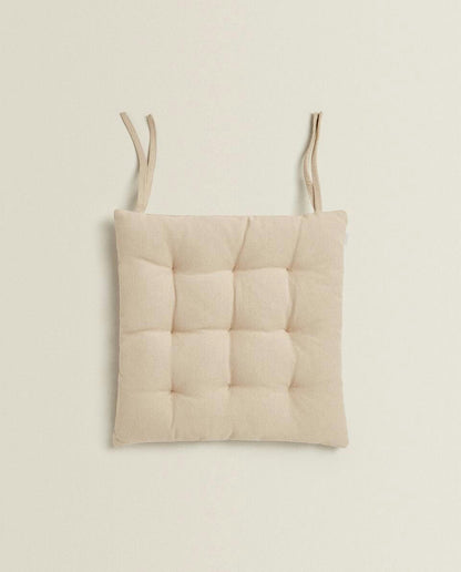 Gestepptes Stuhlkissen mit Bändern 