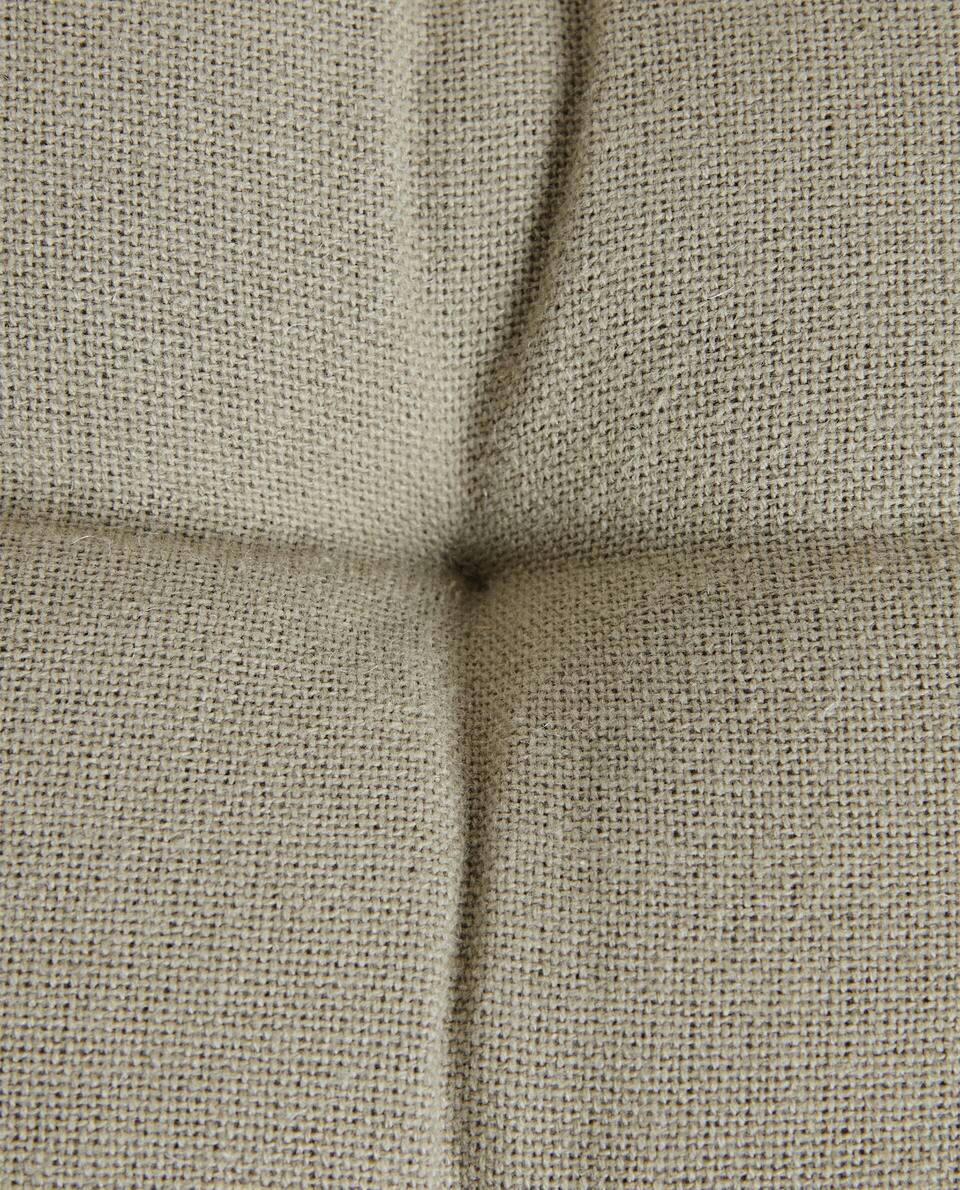 Gestepptes Stuhlkissen mit Bändern 