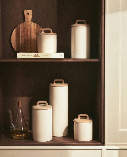 Keramik- und Holzgefäß