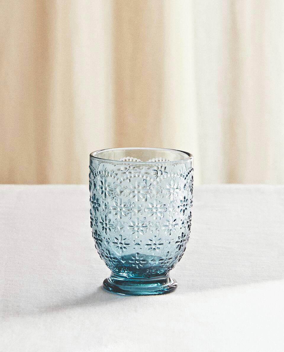 GLASBECHER MIT ERHÖHTEM BLUMENDESIGN 
