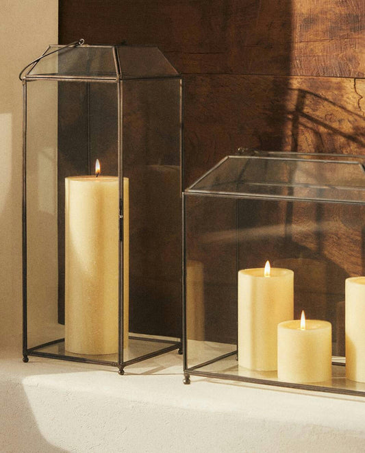 Laterne aus schwarzem Metall 